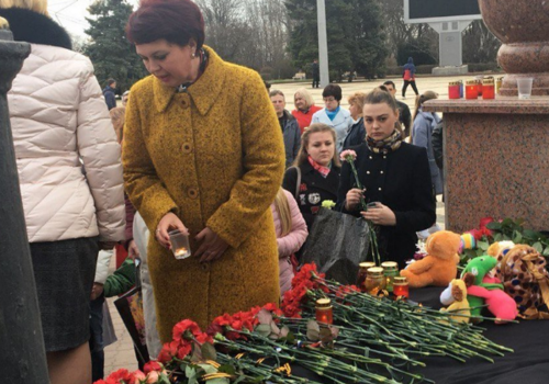 Керчане целыми семьями пришли на площадь почтить память сгоревших заживо в Кемерово ФОТО