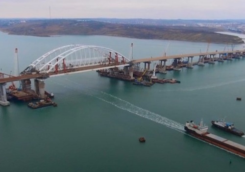 Два человека выпали за борт в районе стройки Крымского моста