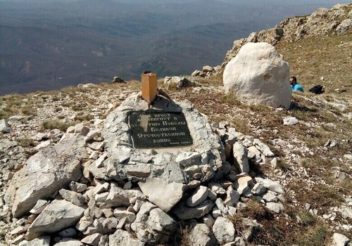На вершине горы Чатыр-Даг неизвестные спилили православный крест