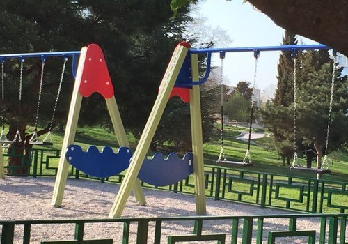 Новая детская площадка шокировала севастопольцев: от земли до качели 1 метр ФОТО