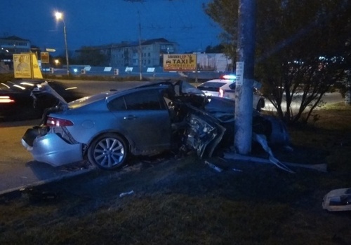 Ночью в Симферополе разбился Jaguar — пассажиры в реанимации