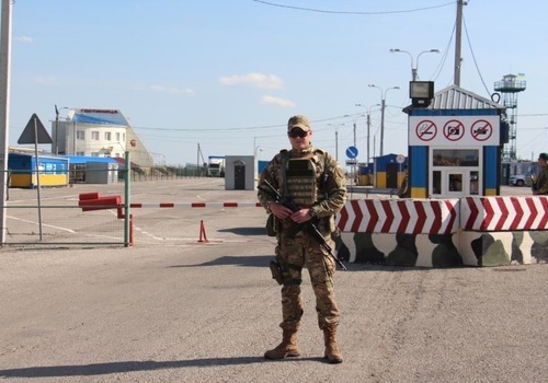 На границе Украины с Крымом полицейские проверяют людей по базам Интерпола