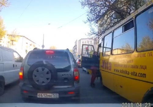 Никто не вступился за водителя автобуса, избитого на дороге в Симферополе ВИДЕО