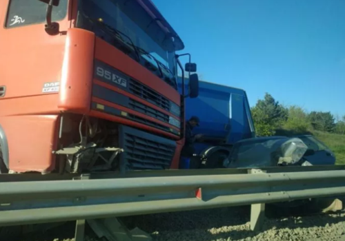 Крупное ДТП в Симферополе: грузовик «вдавил» в отбойник легковой автомобиль ВИДЕО