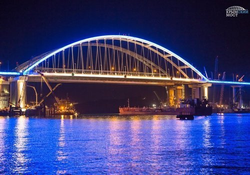 На Крымском мосту этой ночью арка засветилась огнями триколора: ВИДЕО