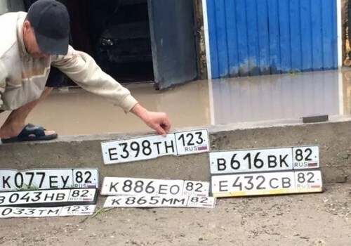В Крыму владельцы машин ищут автомобильные номера, утерянные в дождевых реках