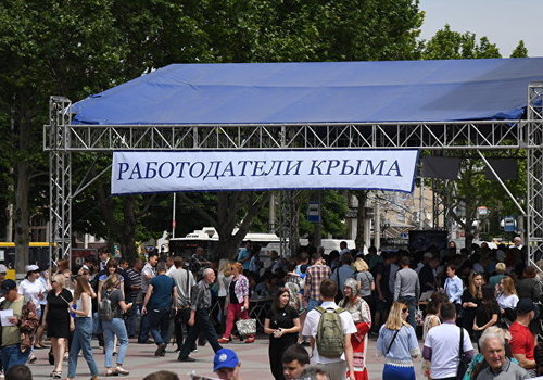 Врачи, дворники и правоохранители: кого ищут на ярмарке вакансий в Крыму