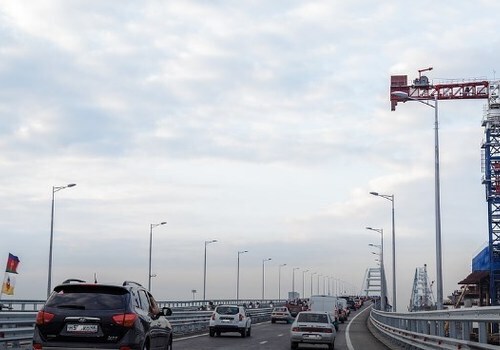 Крымский мост: люди берут такси, чтобы своими глазами увидеть долгожданную дорогу через море