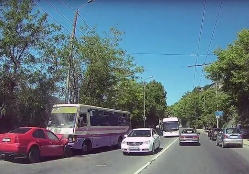 В Севастополе иномарка влетела в рейсовый автобус ВИДЕО