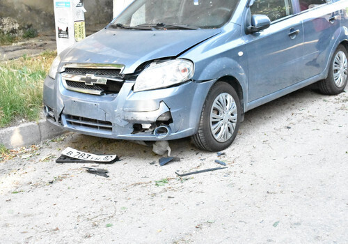 Двое подростков на BMW разбили три иномарки в столице Крыма ФОТО