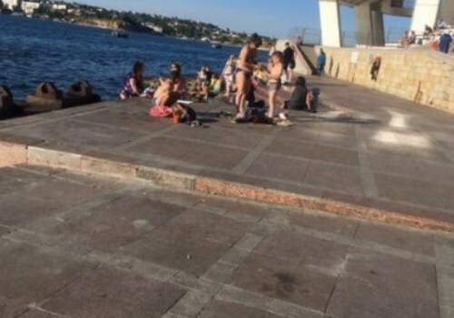 Памятник затопленным кораблям в Севастополе снова "оккупировали" обнаженные тела - соцсети ФОТО