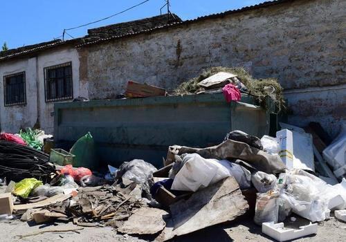В Симферополе специальная группа следит, как горожане выбрасывают мусор