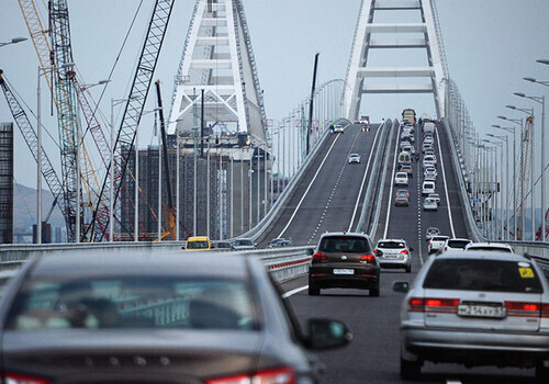 Перед въездом на Крымский мост поставили незаметный знак ограничения скорости
