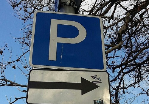 В Симферополе возле трех больниц появятся бесплатные парковки