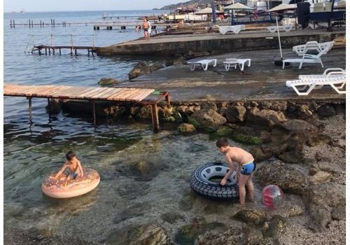 Отдых рядом с канализацией: в сети обсуждают фото пляжа в Коктебеле