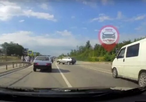 На крымской трассе под колеса «Шумахера» чуть не попали 14 человек ВИДЕО
