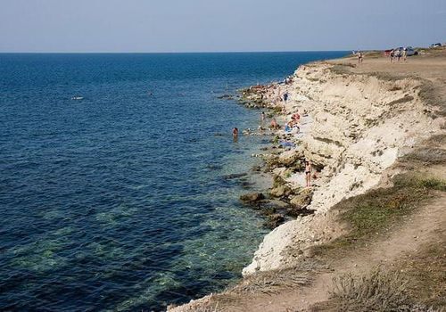 В Крыму пьяный турист уснул на нефтепроводе в море, чтобы не утонуть