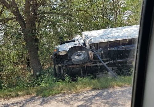 В ДТП с грузовиком на крымской трассе у микроавтобуса оторвало колесо ФОТО
