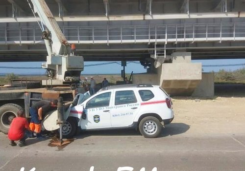 На стройплощадке Крымского моста машина Минтранса влетела под автокран