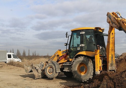 В Крыму начали строить 14-километровую дорогу к озеру Чокрак