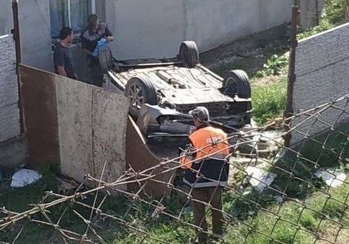 В Крыму автомобиль влетел в частный двор и перевернулся