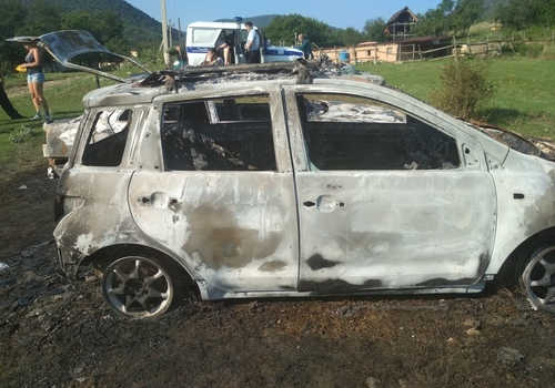 В Крыму неизвестные напали на детский палаточный лагерь: сожгли авто и собаку