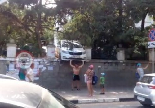 Вылетевший на подпорную стенку автомобиль превратился в достопримечательность крымского курорта ВИДЕО