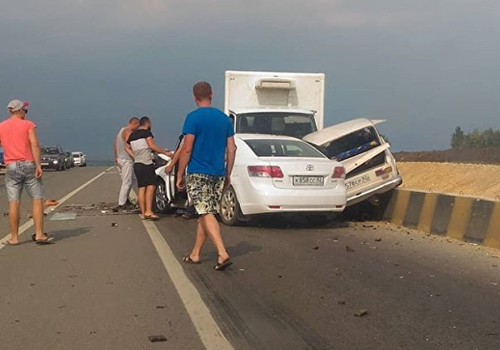 Пять авто столкнулись на керченской трассе: один "повис" на дорожном ограждении ФОТО