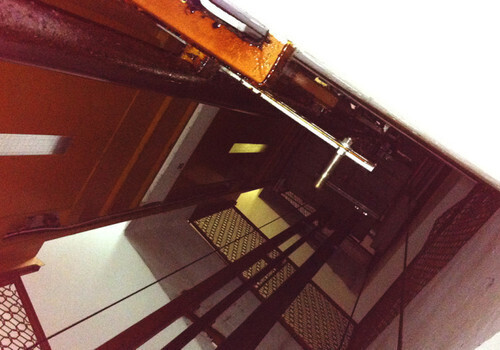 Лифт зажал коляску с ребенком в многоэтажке Симферополя - соцсети