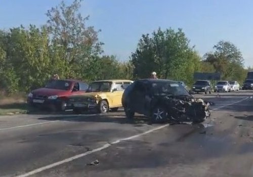 Массовое ДТП в Крыму: авто улетело в кювет, человека выбросило на дорогу