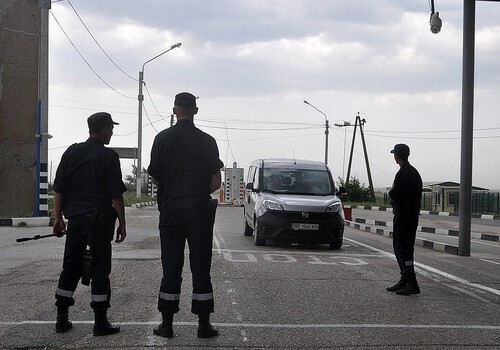Украина закрыла один из пунктов пропуска на границе с Крымом, люди ждут в очереди