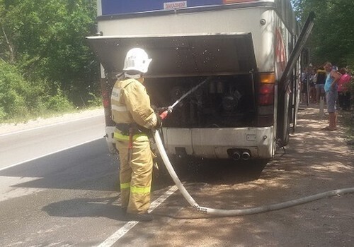 На крымской трассе загорелся автобус с 50 пассажирами