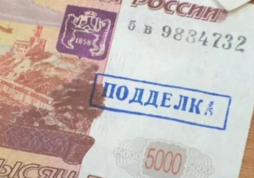На рынке в Крыму молодая пара пыталась расплатиться фальшивой пятитысячной купюрой