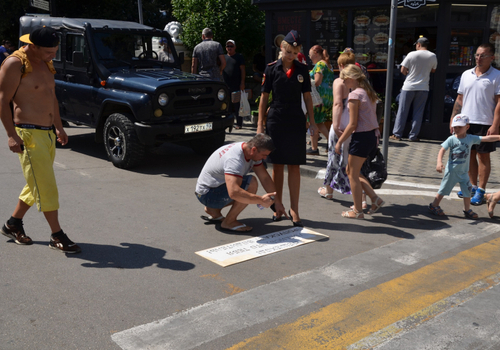 В Ялте сотрудники ГИБДД наносят предупреждающие надписи на асфальт возле пешеходных переходов ФОТО