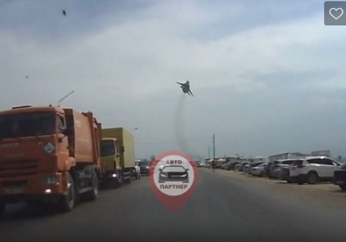 Военный самолет навел шороху на трассе у Евпатории ВИДЕО