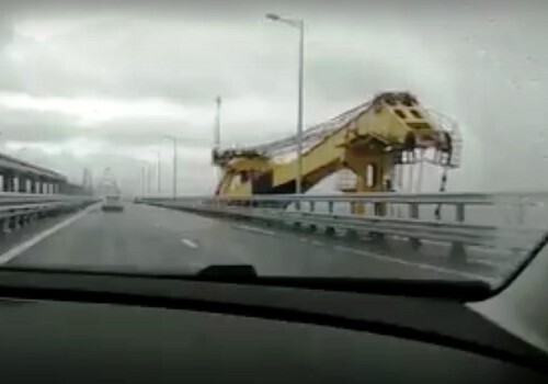 С Крымским мостом столкнулся сорвавшийся с якоря плавкран ВИДЕО