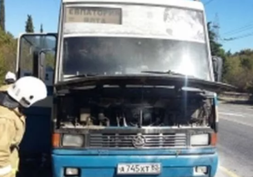 На крымской трассе на ходу загорелся автобус