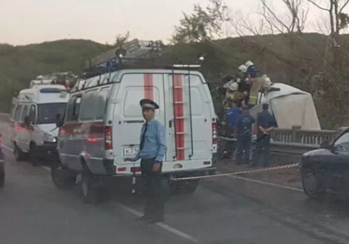 ДТП в Крыму: грузовик «выбросило» за отбойник после столкновения с фурой ФОТО, ВИДЕО