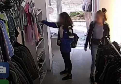 Две девушки попали в камеры видеонаблюдения во время кражи в Севастополе ФОТО