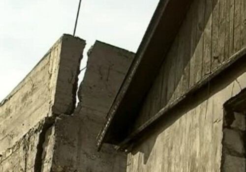 Аварийная стена на спуске Котовского продолжает угрожать жизни горожан