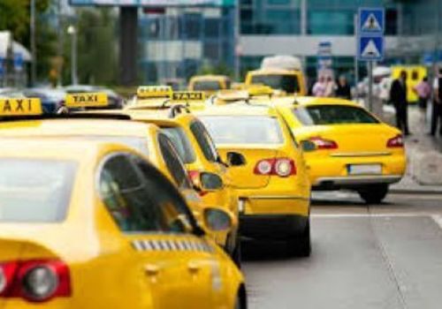В аэропорту "Симферополь" поймали пять нелегальных такси