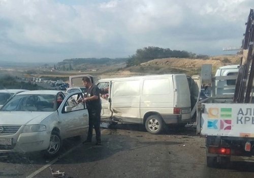 Рейсовый автобус раскидал пять авто на трассе в Крыму, движение парализовано