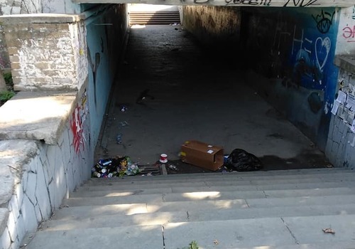 Уютно, хорошо и ароматно: в сети показали фотографии мусора на улицах Крыма