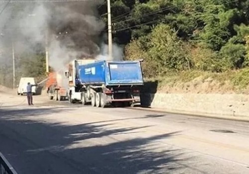 В Крыму на трассе загорелся грузовик