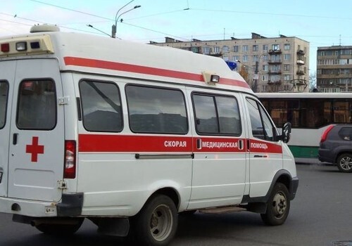 На крымской трассе легковушка столкнулась с грузовиком: погиб водитель