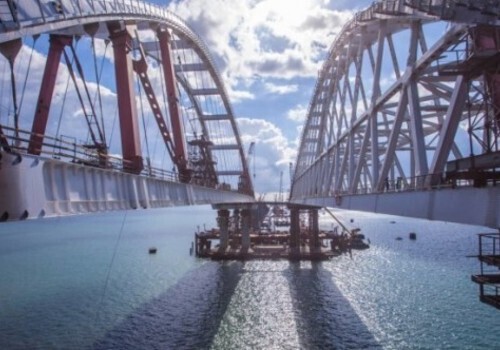 Крымский мост обледенел. Движение парализовано ВИДЕО