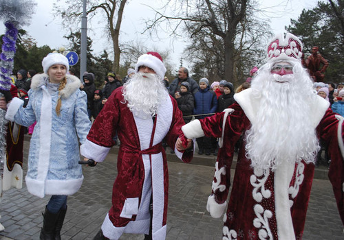 В Евпатории выберут лучшего Деда Мороза Крыма и покажут трехметровую свинью на ходулях
