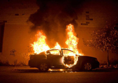 Житель Евпатории поджег машину своей девушки