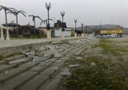Неизвестные разрушили набережную крымского курорта ФОТО