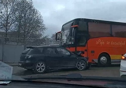 В Крыму лобовое столкновение рейсового автобуса и легковушки (фото)